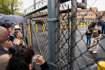 La representante Bonnie Watson Coleman habla con un agente para pedirle que la deje entrar al centro de detención del Servicio de Control de Inmigración y Aduanas tras el arresto del alcalde de Newark, Ras Baraka, el viernes 9 de mayo de 2025, en Newark, Nueva Jersey. (AP Foto/Angelina Katsanis)
