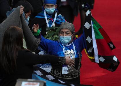 La representante de la Asamblea Constituyente Indígena Mapuche, Elisa Loncón, levanta los brazos después de ser elegida presidenta de la Asamblea el 4 de julio de 2021