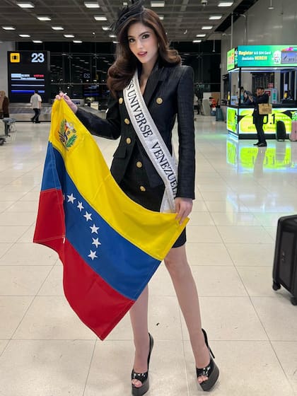 La representante llegó a Tailandia y mostró luto con su vestuario por el fallecimiento de la reina Sirikit Kitiyakara (Instagram/@stephany.abasali)