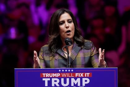 La representante republicana Elise Stefanik en un evento de campaña del candidato Donald Trump en el Madison Square Garden de Nueva York, el 27 de octubre del 2024. (AP/Evan Vucci)