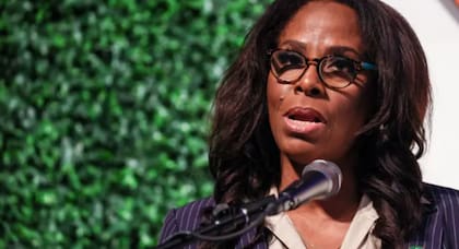 La representante Stacey Plaskett fue una de las figuras de alto perfil que se mantuvo en contacto con Epstein después de su condena