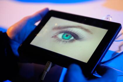 La resequedad de los ojos puede evitarse mediante el uso de lágrimas artificiales