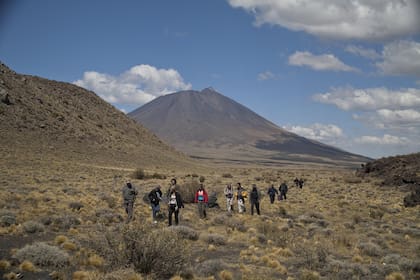 La Reserva Natural La Payunia, a 160 km de Malargüe, con 800 volcanes, es en uno de los campos volcánicos con mayor densidad del planeta