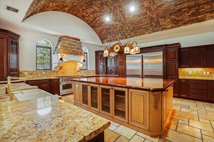 La residencia cuenta con electrodomésticos premium en la cocina, un vestidor de lujo en la suite principal y áreas sociales como un comedor formal y sala de poker