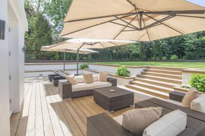 La residencia cuenta con un codiciado jardín con orientación al suroeste