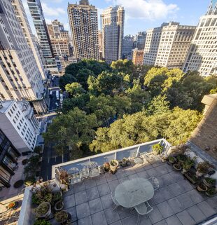 La residencia cuenta con vistas al Madison Square Park desde una terraza