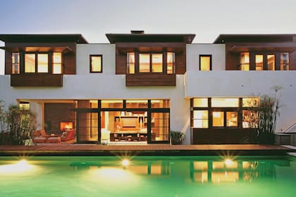 La residencia de 1.254 metros cuadrados tiene siete dormitorios y diez baños. De inspiración oriental, cuenta con un pileta infinita y un patio interior con cascada y estanque para peces koi.