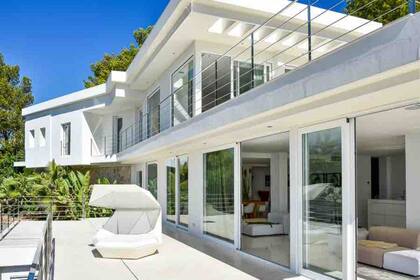 La residencia de descanso del futbolista y la empresaria está ubicada en Ibiza