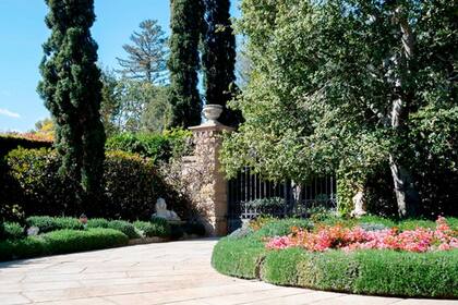 La residencia de Meghan Markle y el príncipe Harry cuenta con nueve habitaciones y 16 baños, cancha de tenis y una casa de huéspedes