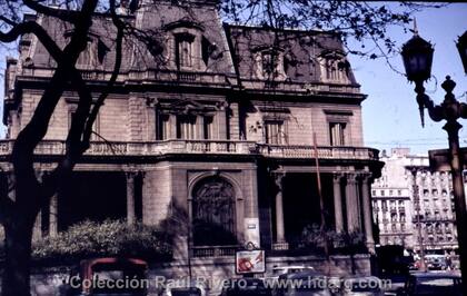La Residencia del Solar, vecina de la casa de los Unzué, estaba ubicada en Paraguay y Cerrito, sobre la Plaza Libertad, que aún hoy existe. (blog:www.miradaatenta.wordpress.com)