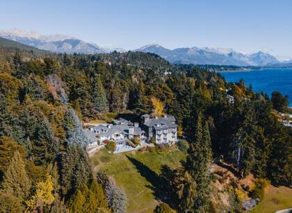 La residencia La Cascada, actualmente conocida como La Cascada Casa Patagónica by DON, fue construida en la década de 1950. Originalmente, no fue concebida como hotel, sino como una casa privada de descanso.