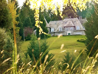 La residencia no fue concebida como copia de modelos europeos, sino como traducción sensible de un estilo a un paisaje