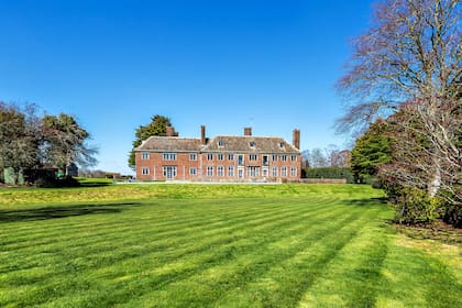 La residencia ocupa un terreno de más de 11 hectáreas en el condado de Sussex, en Reino Unido