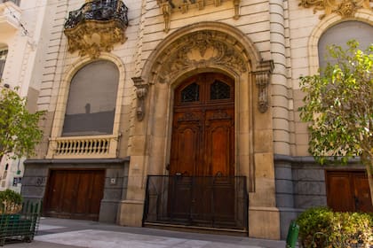 La Residencia Peña, la vieja sede de la SRA. Al lado de ella están las oficinas que se pondrán a la venta