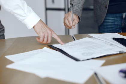 La residencia permanente legal por empleo se otorga con las categorías EB-1, EB-2 y EB-3