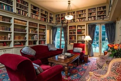 La residencia se encuentra en una urbanización privada de Los Feliz, conocida por su gran privacidad