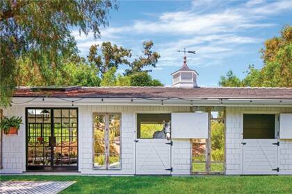 La residencia también tiene un establo.