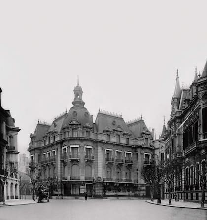 La residencia tuvo la increíble suerte de resistir el embate demoledor de la traza de la 9 de Julio, por el apoyo del Estado francés que la había comprado en 1939 a la viuda de Daniel Ortiz Basualdo.