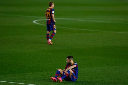 La resignación de Jordi Alba y del holandés Frenkie de Jong tras la caída de Barcelona por 2-1 ante Granada por la Liga de España; ese resultado dinamitó la tabla de posiciones y abrió el juego a más equipos, que ahora optan por el título.