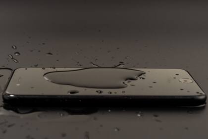 La resistencia al agua es mayor del modelo OnePlus 13 (Foto: Canva)