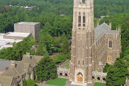 La resolución “Fourth Amendment City” restringe ingresos y arrestos federales sin una orden judicial válida