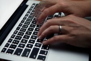 Tildó de “cornudo” y “coimero” a su expareja en redes y la Justicia la condenó a pagar $30 millones