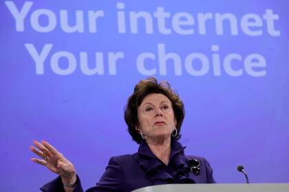 La responsable de la Comisión de Competencia de la UE, Nellie Kroes, anunció el cierre de la causa antimonopolio contra Microsoft en una conferencia de prensa