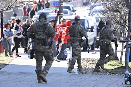 La respuesta de la policía por el tiroteo en Kansas City. (ANDREW CABALLERO-REYNOLDS / AFP)