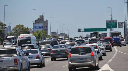 La restricción en la zona de Puerto Madero genera caos de tránsito en la autopista 25 de Mayo