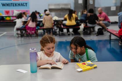 La retención afecta desde formación docente hasta educación migrante, situación que paraliza actividades extracurriculares en 375 centros comunitarios y deja sin apoyo a 293.070 estudiantes de inglés