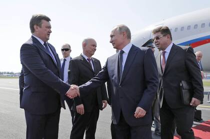 Vladimir Putin durante la ceremina de bienvenida al llegar al aeropuerto de Helsinki