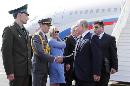 Vladimir Putin durante la ceremina de bienvenida al llegar al aeropuerto de Helsinki