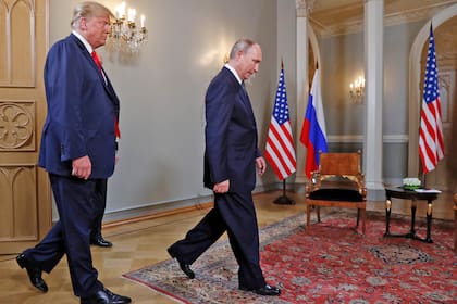 Donald Trump y Vladimir Putin, en el comienzo de una tensa reunión; gestos de preocupación en ambos mandatarios