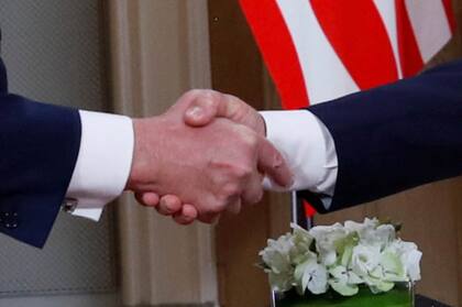 Las manos estrechadas al comenzar la reunión