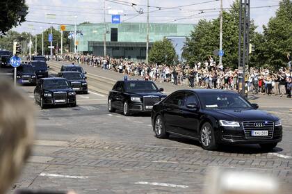 En medio de un fuerte operativo de seguridad, Putin se dirige al Palacio Presidencial de Helsinki