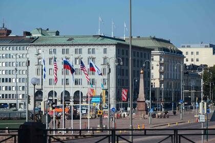 La zona del Palacio Presidencial de Helsinki rodeada por un fuerte operativo de seguridad