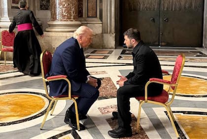 La reunión de Donald Trump y Volodymyr Zelensky dentro de la Basílica de San Pedro.