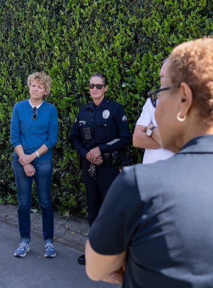 La reunión de la alcaldesa Karen Bass (de espaldas) con representantes de la comunidad ante la preocupación por los robos