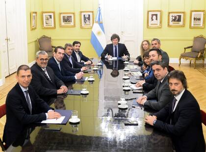 La reunión de los diputados radicales con el presidente Milei y algunos de los funcionarios del gabinete.