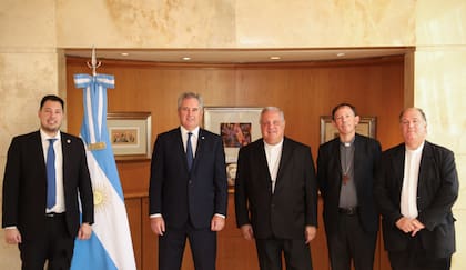 La reunión del canciller Pablo Quirno con el presidente del Episcopado, monseñor Marcelo Colombo; completan la escena el subsecretario de Culto, Agustín Caulo; el obispo Raúl Pizarro y el padre Máximo Jurcinovic