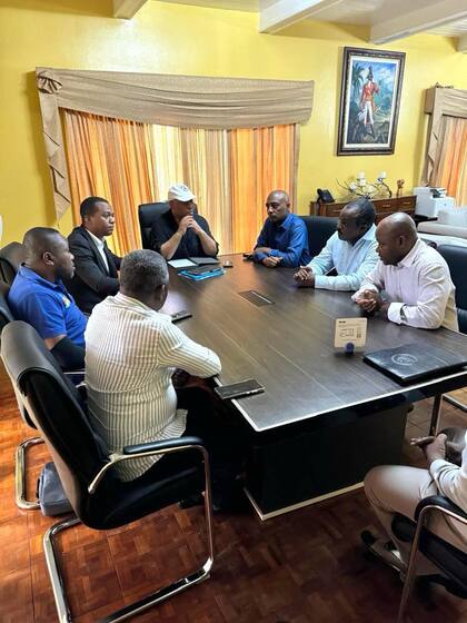 La reunión del primer ministro Garry Conille con personal de la agencia de protección civil, salud pública y asuntos sociales. Foto: X