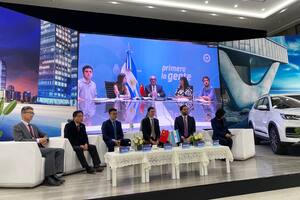 La reunión en la ciudad de Wuhu entre el vicepresidente de Chery Internacional, Zhang Shenghan; el secretario de Industria, José de Mendiguren, y el embajador argentino en China, Sabino Vaca Narvaja