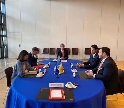 La reunión entre Demián Reidel, Presidente del Consejo Nuclear Argentino; Ian Sielecki, Embajador argentino en Francia; Clara Chappaz, ministra de Inteligencia Artificial y Tecnología de Francia; y Eduardo Boccardo, consejero económico de la Embajada argentina en Francia. Crédito: Embajada de Argentina en Francia.