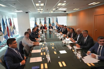La reunión los gobernadores en la nueva sede del CFI