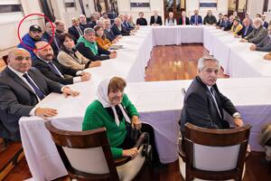La reunión que encabezó Alberto Fernández; Guazarro (de campera azul) está sentado detrás de Pablo Moyano.