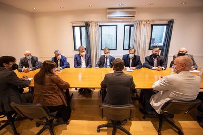 La reunión se dio tras una resolución que instruye a las clínicas a postergar cirugías cuando tengan el 70% de ocupación en sus terapias intensivas.