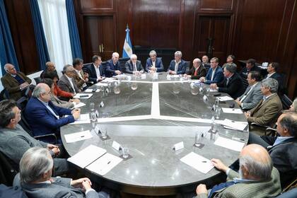 La reunión se realizó esta tarde con representantes de la mesa de las carnes