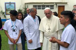 Francisco se reunió con estudiantes en Perú con el foco en la discriminación