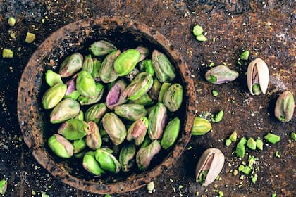 La reutilización de estos elementos no solo responde a una necesidad práctica, sino que también promueve una cultura de aprovechamiento integral de los alimentos