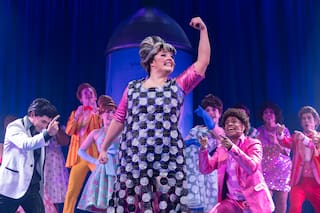 Hairspray: una fiesta musical con ritmo de topadora que no le teme a los temas serios